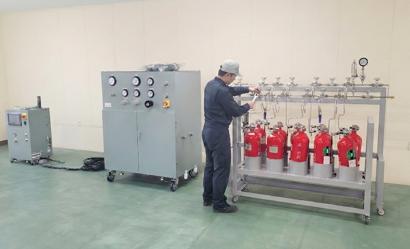 高圧水素ガス充填の様子